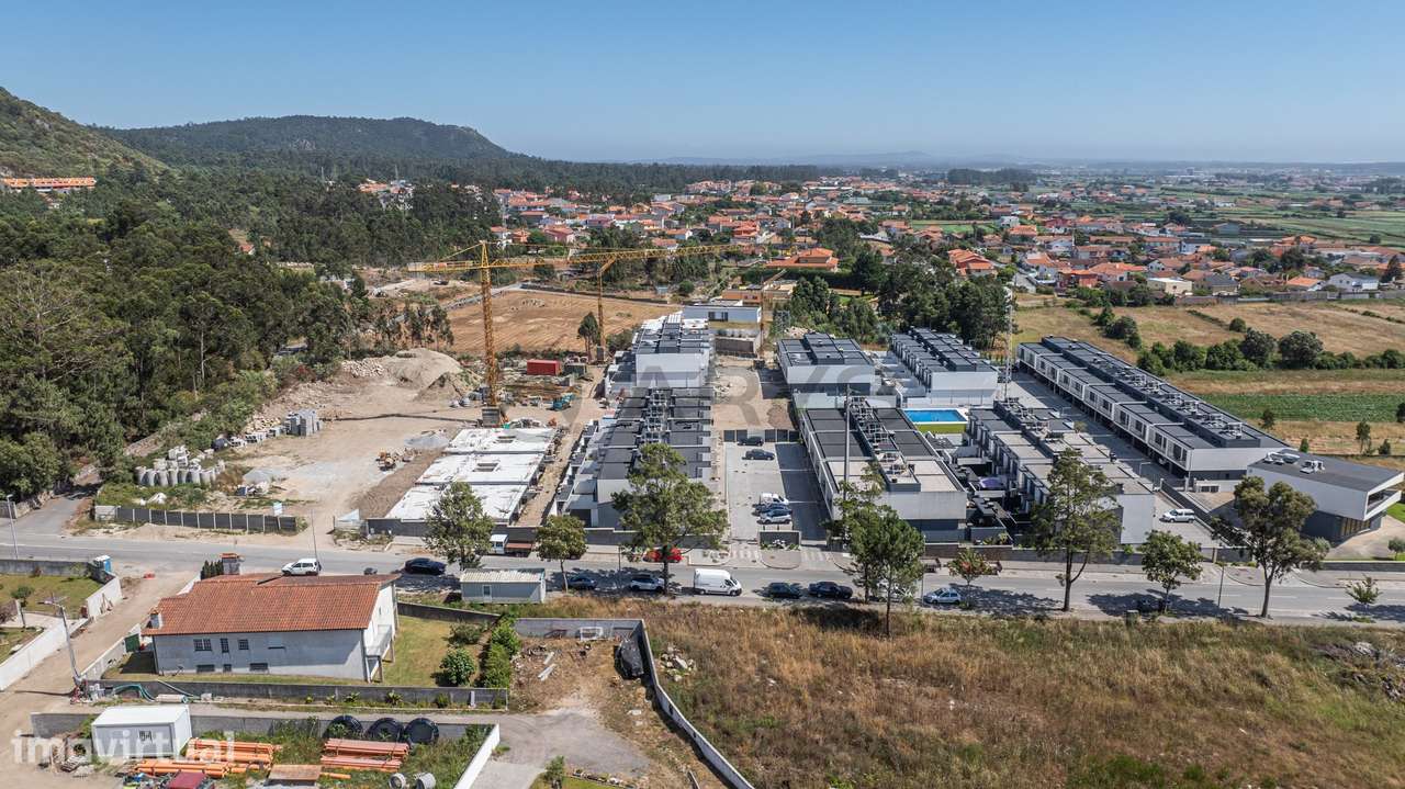 Moradia em Banda T4 | Condomínio Fechado com Piscina | Esposende –... - Grande imagem: 4/37