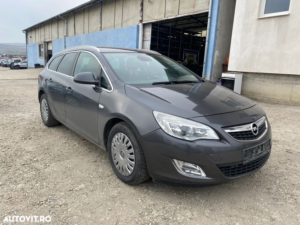 Dezmembrez piese Opel Astra J - 1