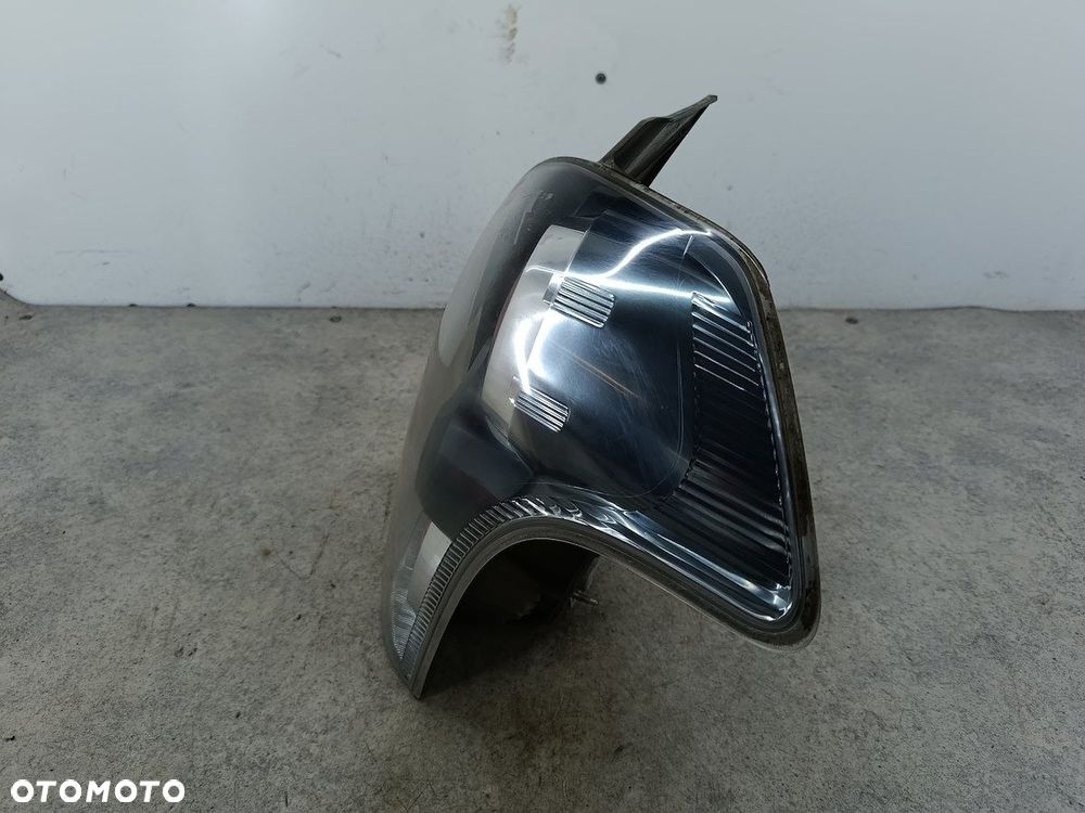 LAMPA TYLNA PRAWA TOYOTA COROLLA VERSO II FARBA - 6