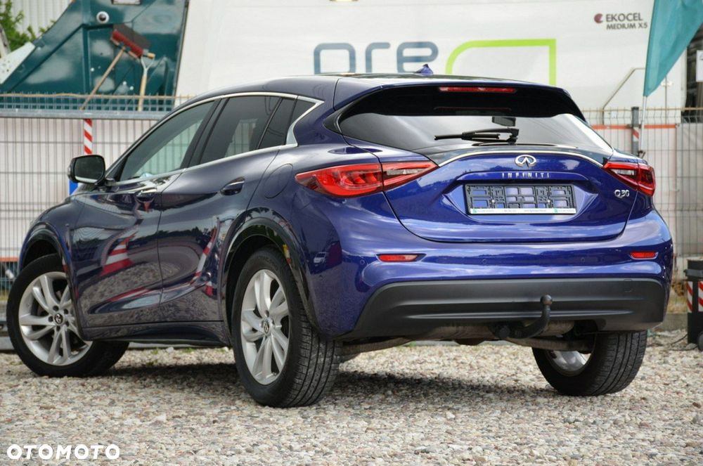 Infiniti Q30 - 36
