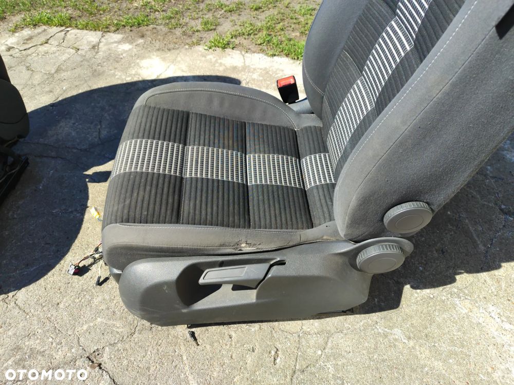 fotel przód x2 + fotel drugi rząd x3 + fotel trzeci rząd x2 plus mocowania boczki kpl. 7 osób do Vw Touran I 03-10r , komplet z foto - 22