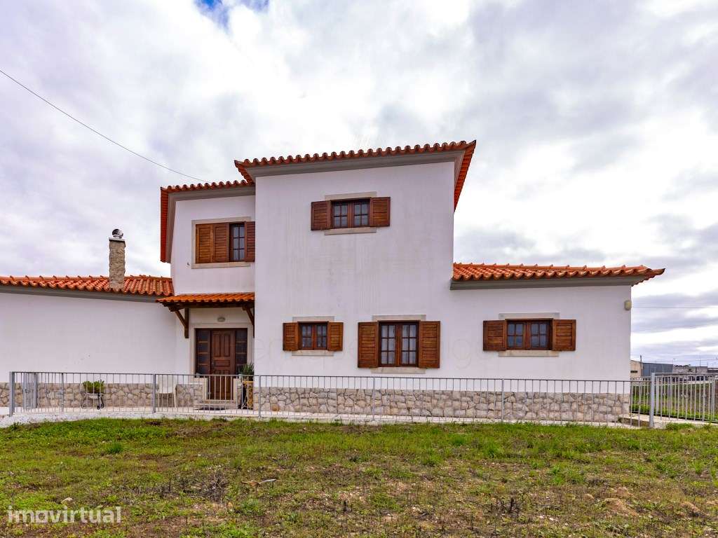 Moradia T3 Isolada com 1000 m² de terreno em Castelo, Sesimbra - Grande imagem: 2/51