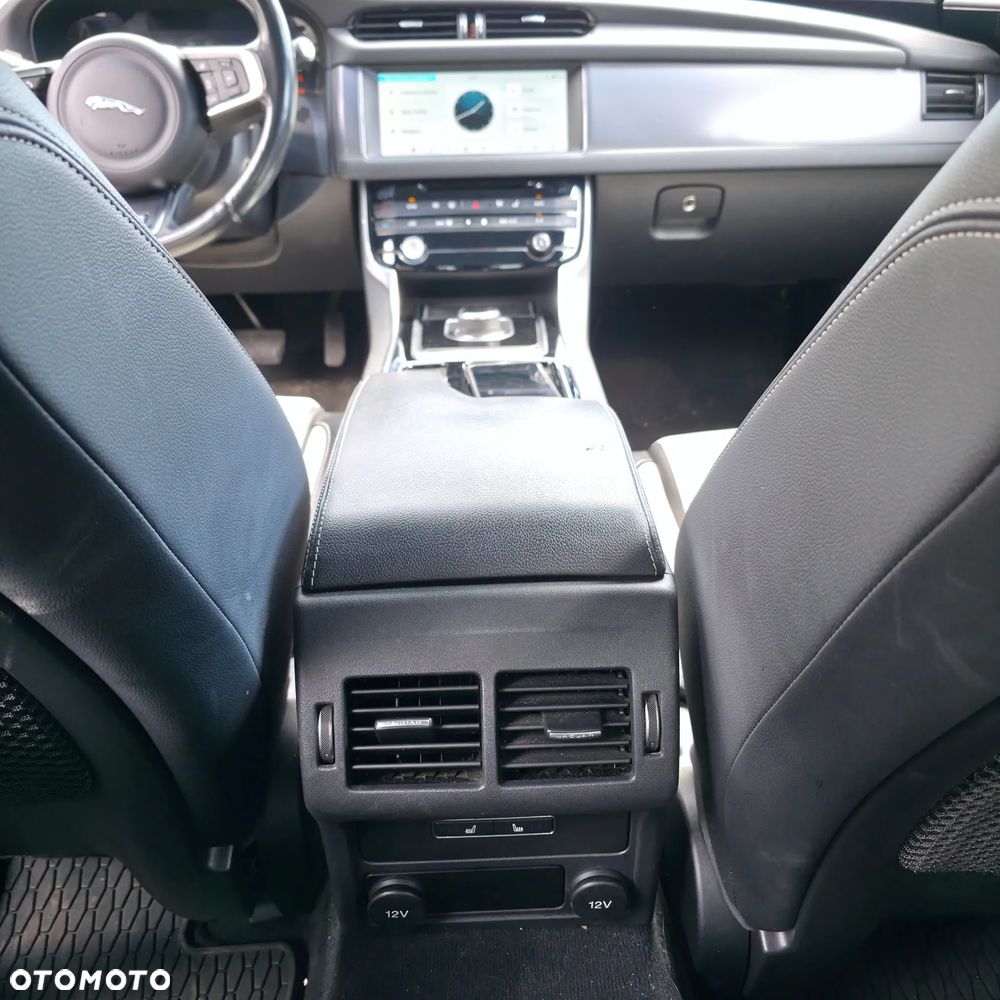 Jaguar XF 35t AWD R-Sport - 27