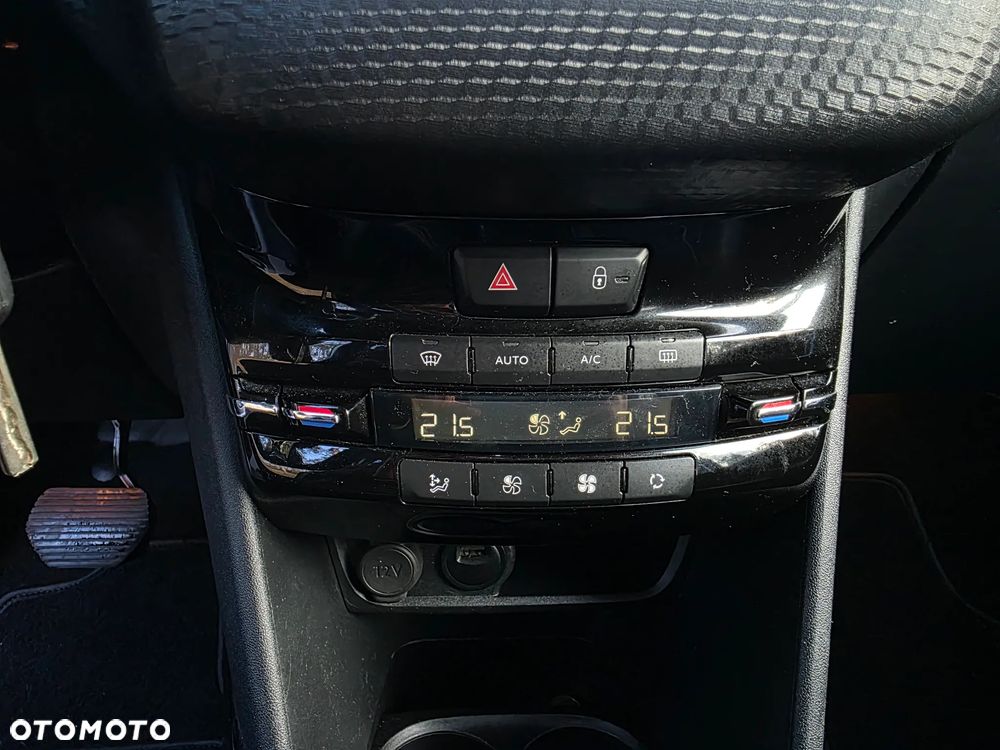 Peugeot 2008 1.2 Pure Tech Allure S&S EAT6 - 26