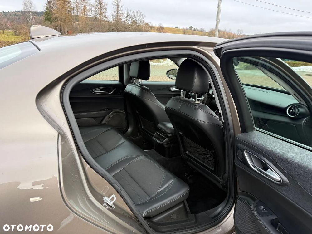 Alfa Romeo Giulia 2.2 - 13