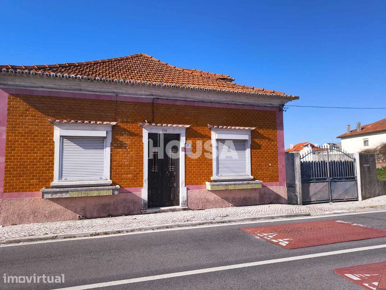 Moradia T5 com Logradouro, Garagem e Anexos | Centro da Marinha Grande - Grande imagem: 3/10