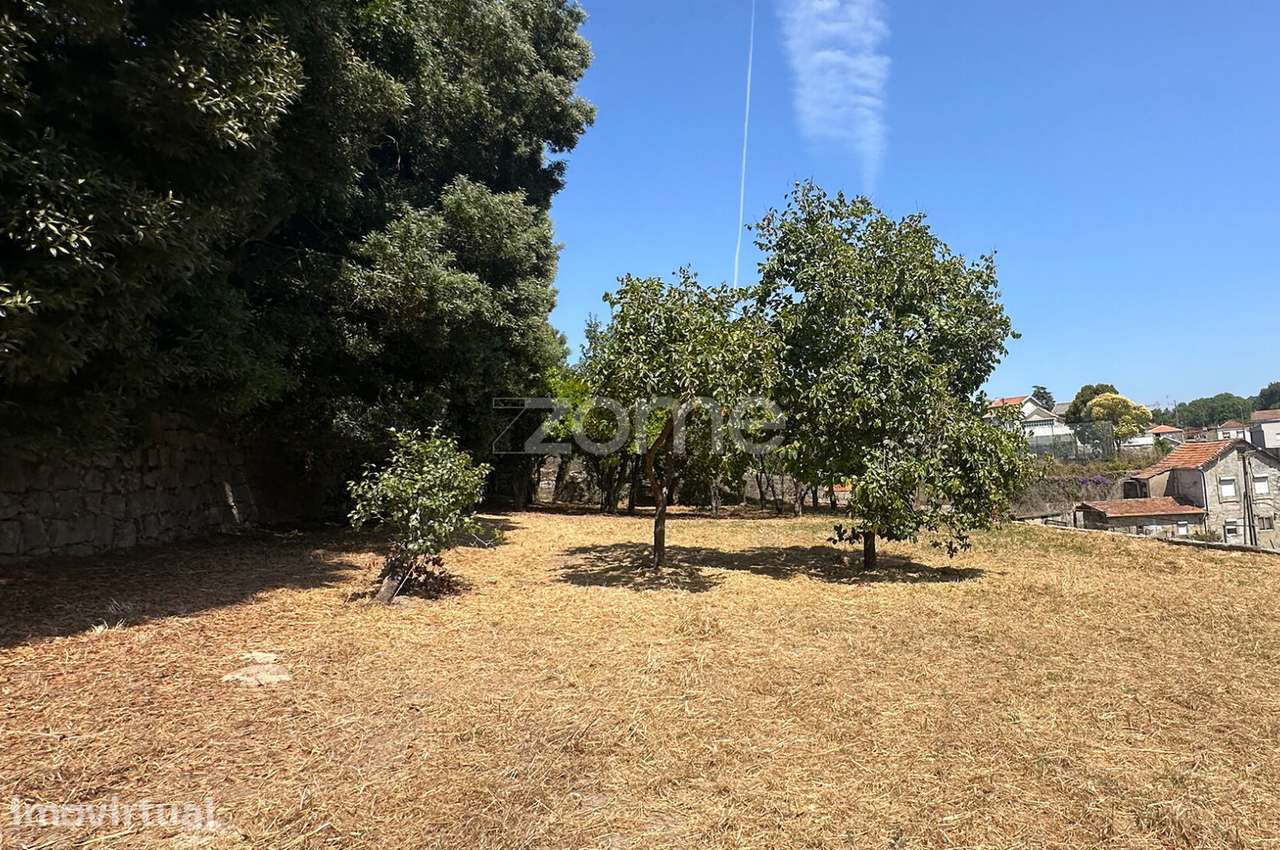 Moradia T2+2 inserida em Terreno Urbano em Guifões, Matosinhos - Grande imagem: 2/44