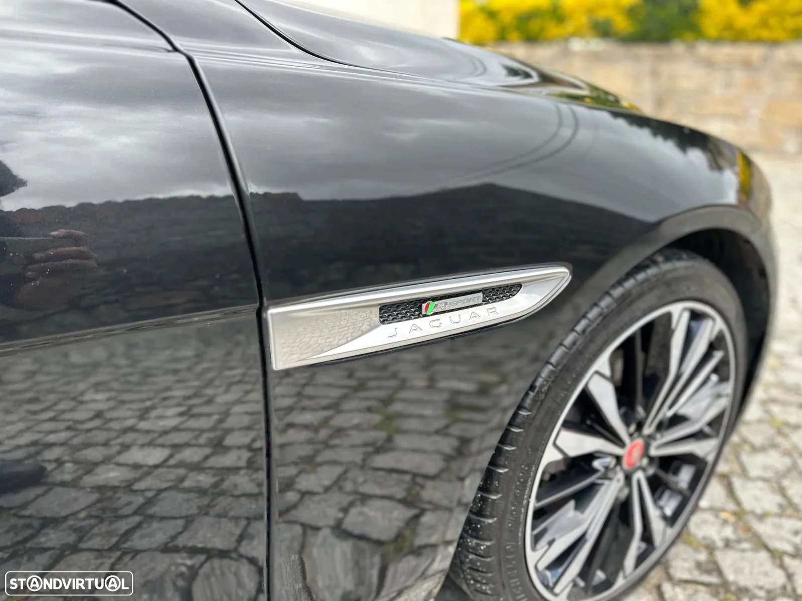 Jaguar XE 2.0 D R-Sport - 7