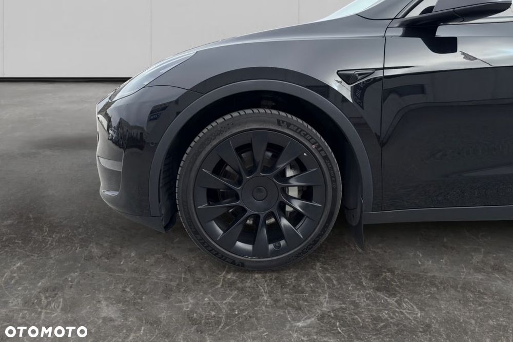 Tesla Model Y - 8