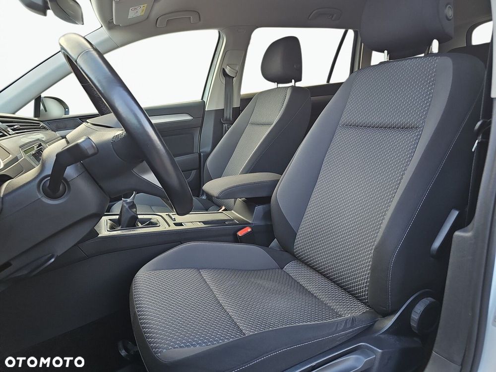 Volkswagen Passat - 12