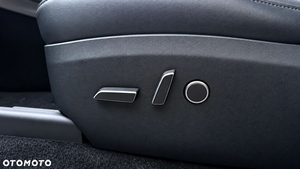 Tesla Model Y Long Range AWD - 11