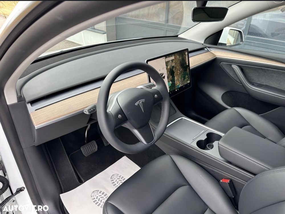 Tesla Model Y - 10