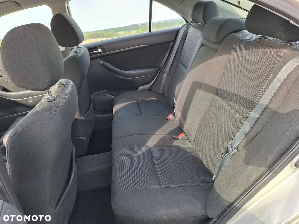 Toyota Avensis 1.8 VVT-i Luna - 11