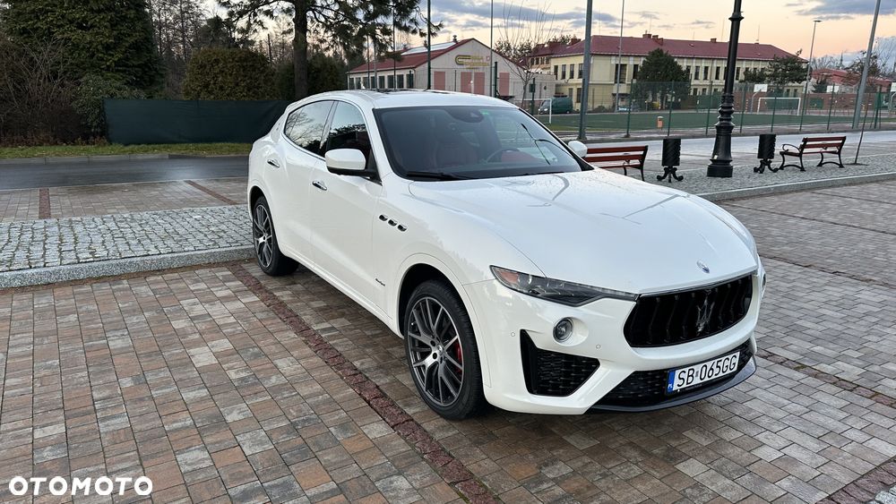 Maserati Levante Q4 Executive - 5