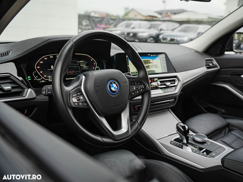 BMW Seria 3 330e Aut. Sport Line - 24