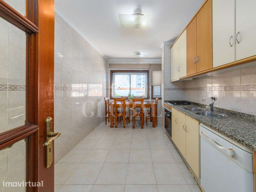 APARTAMENTO T2 PAÇOS DE BRANDÃO - Grande imagem: 5/17