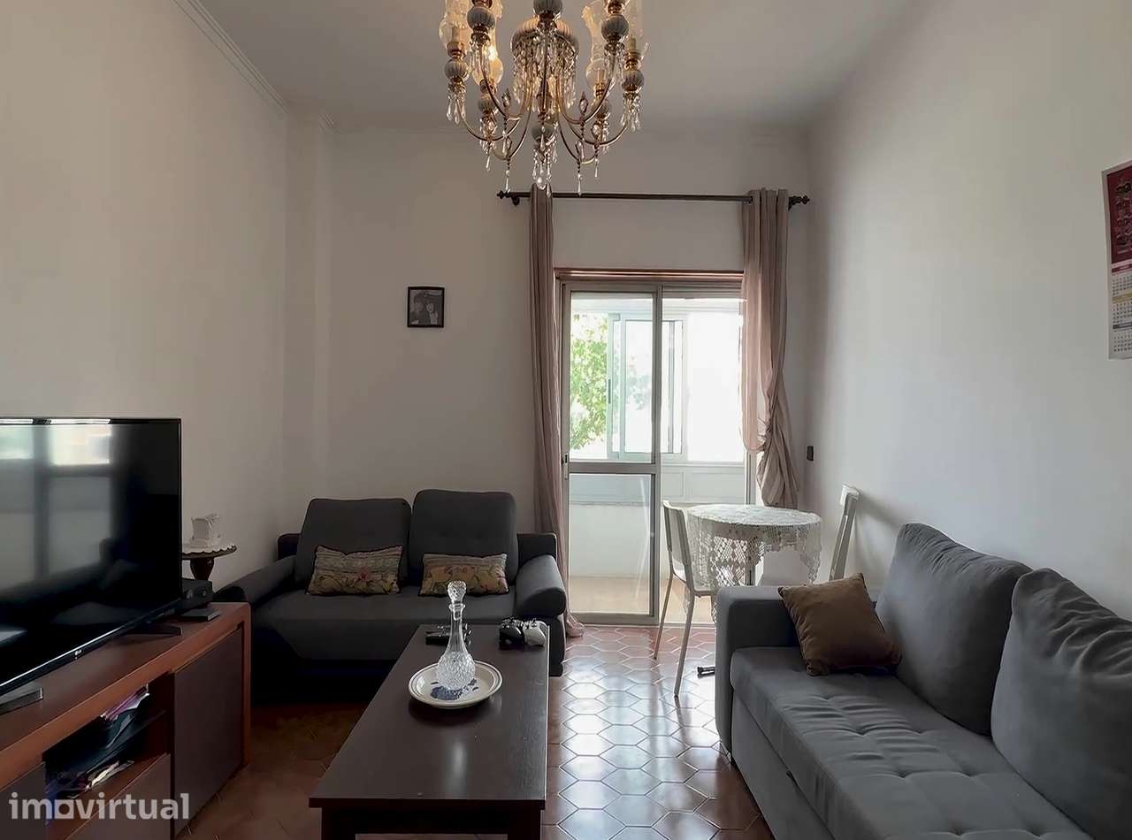 T2 com varanda, terraço e garagem em Amora - Grande imagem: 2/19