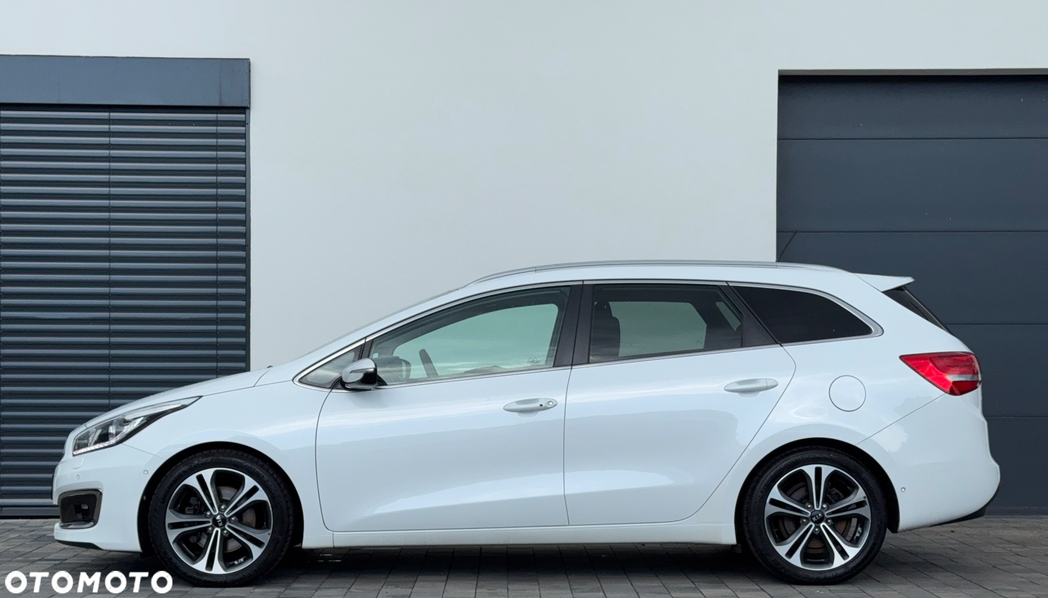 Kia Ceed 1.6 CRDi 136 ISG Spirit - 4