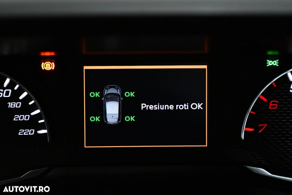 Peugeot 2008 1.2 L PureTech STT EAT8 Allure - 38