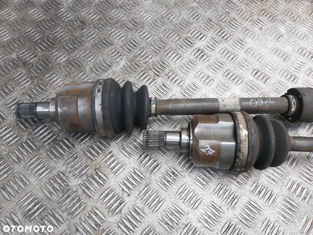 PÓŁOŚ LEWY + PRAWY PRZÓD HYUNDAI I30 I 1.6 CRDI LIFT - 3