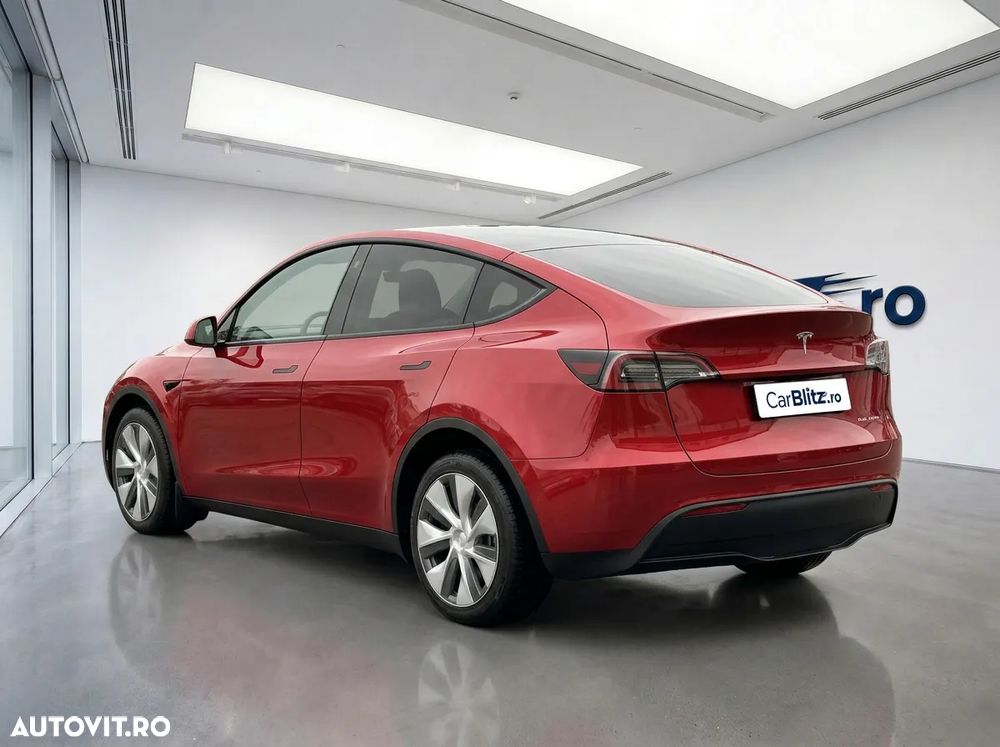 Tesla Model Y - 8