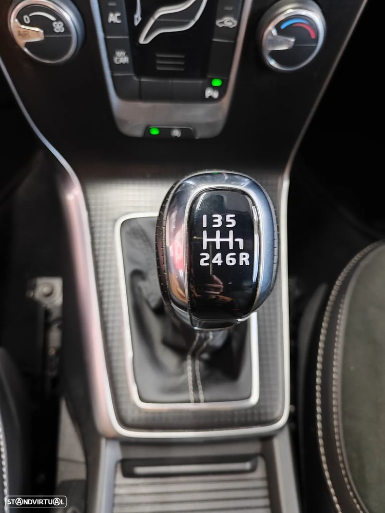 Volvo V40 2.0 D3 R-Design - 33