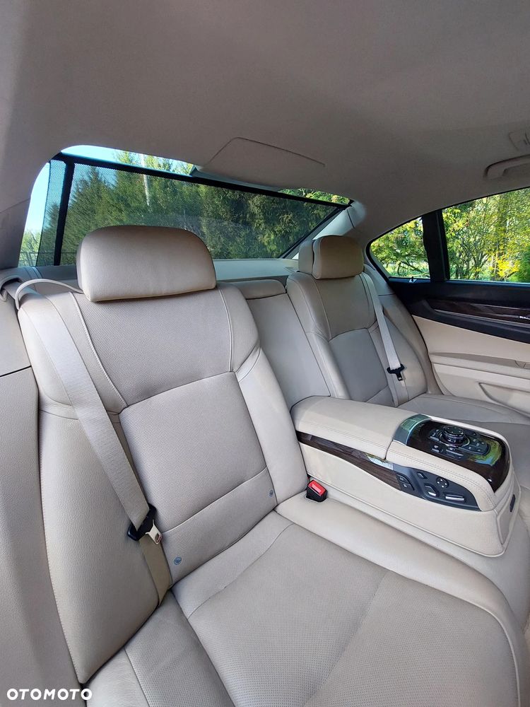 BMW Seria 7 750i L - 18