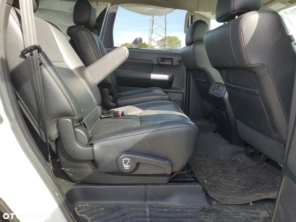 Toyota Sequoia - 8