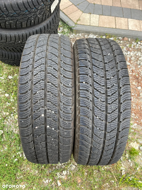 Opony zimowe 215 65 16c