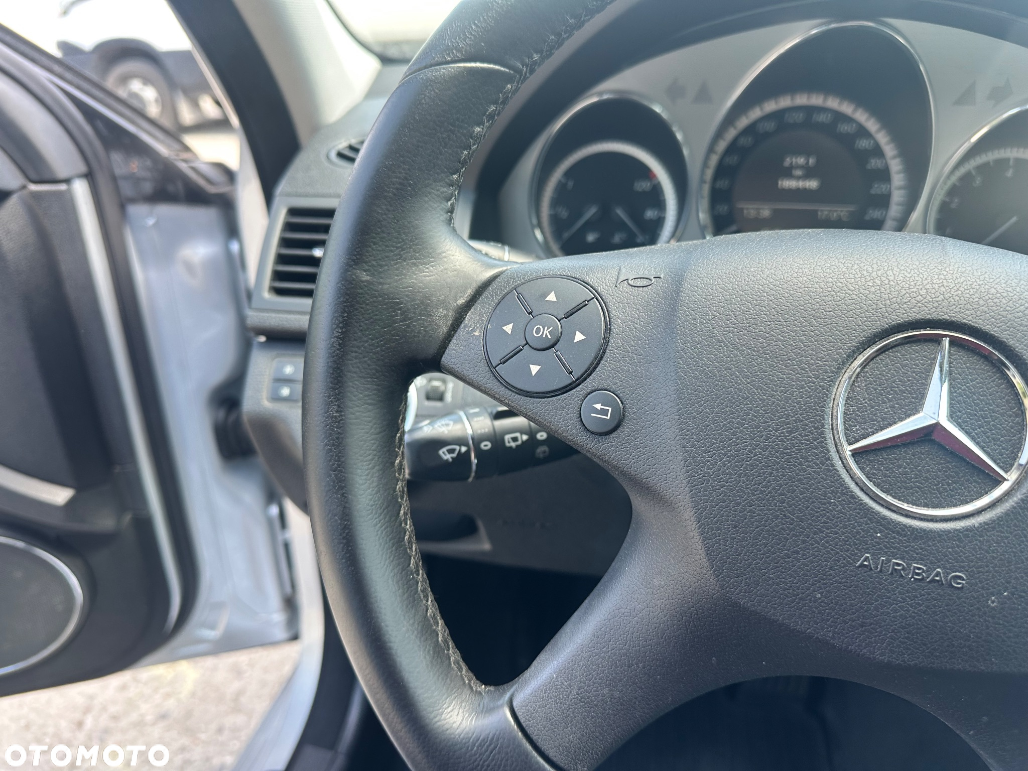 Mercedes-Benz Klasa C 180 T CGI Automatik BlueEFFICIENCY Avantgarde - 24