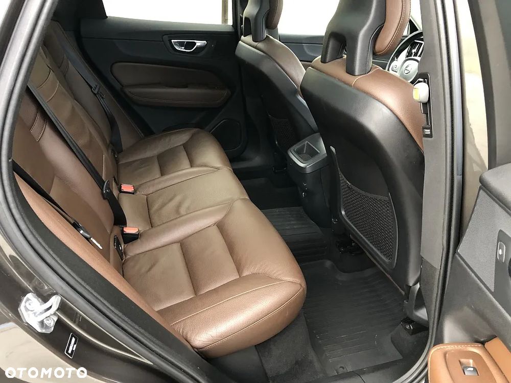 Volvo XC 60 T5 AWD Momentum Pro - 33