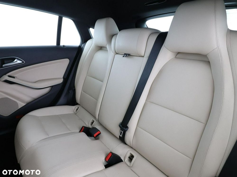 Mercedes-Benz CLA 200 7G-DCT Urban - 18