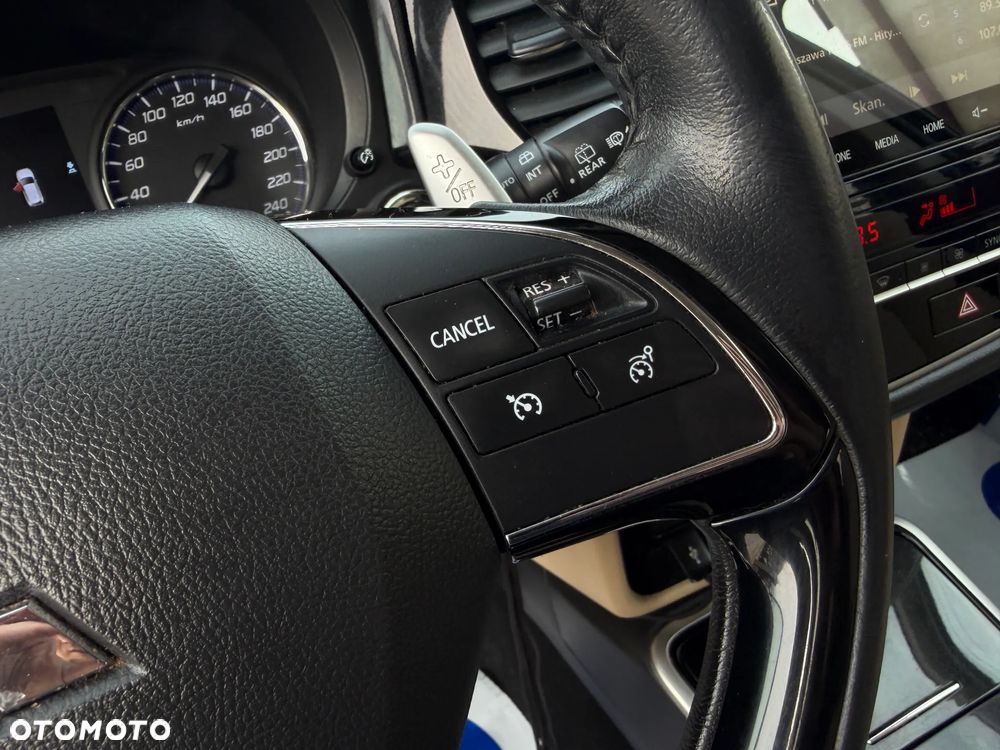 Mitsubishi Outlander 2.0 Intense + Navi 4WD CVT - 24