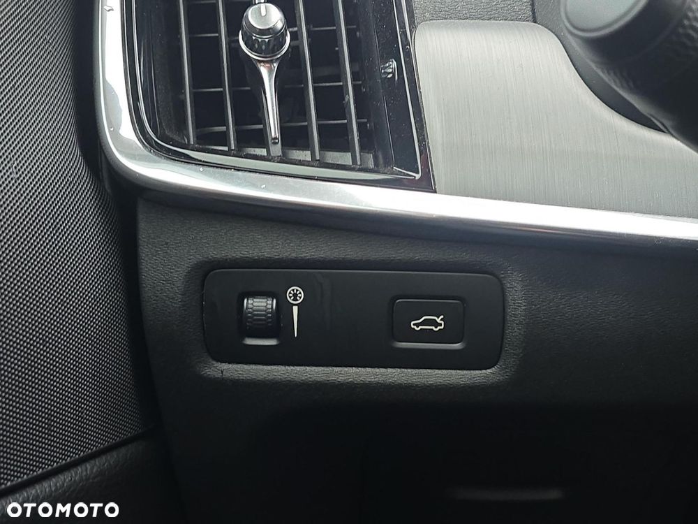 Volvo S90 T4 Momentum - 25