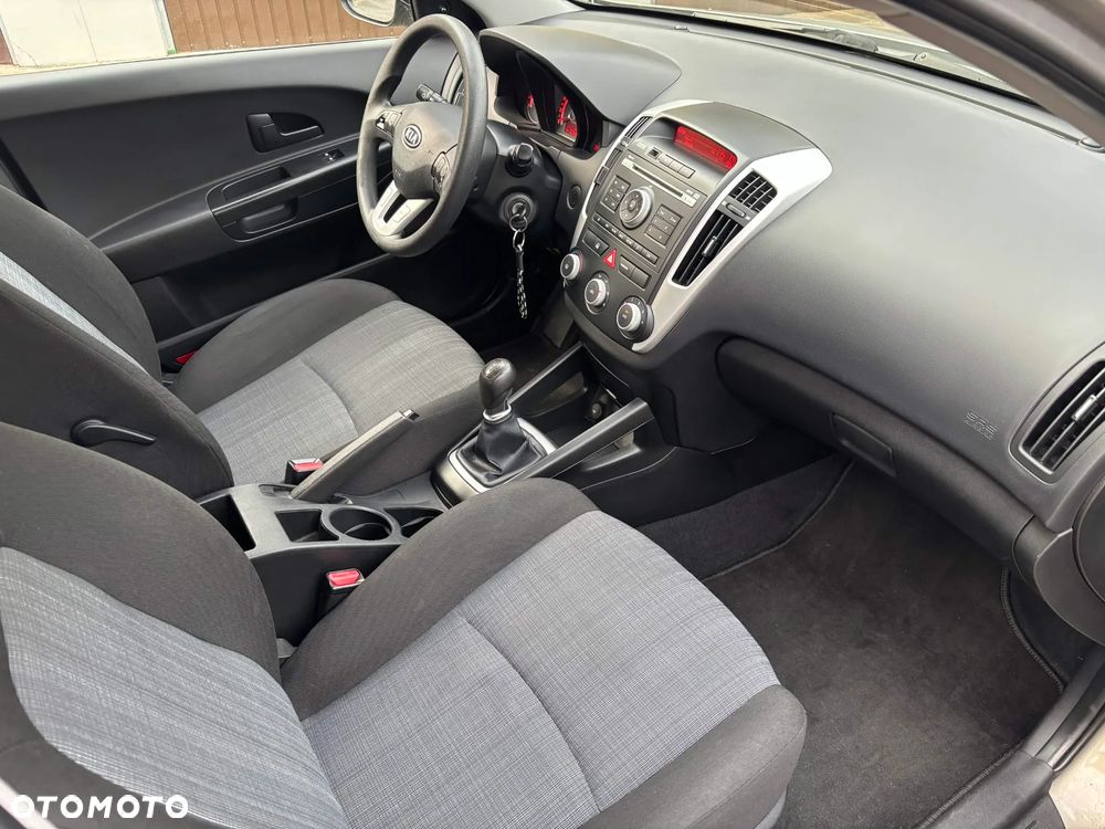 Kia Ceed - 12
