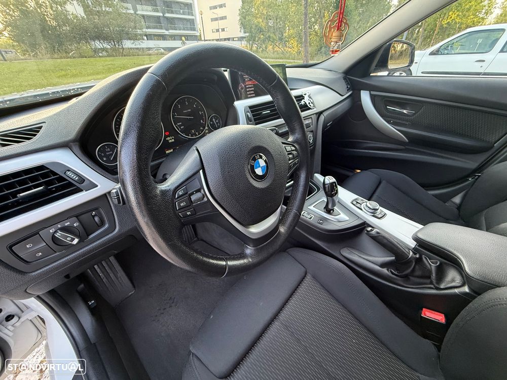 BMW 320 d EfficientDynamics Auto - 12