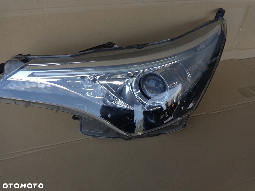 TOYOTA AVENSIS T27 lampa lewa przednia EUROPA - 1