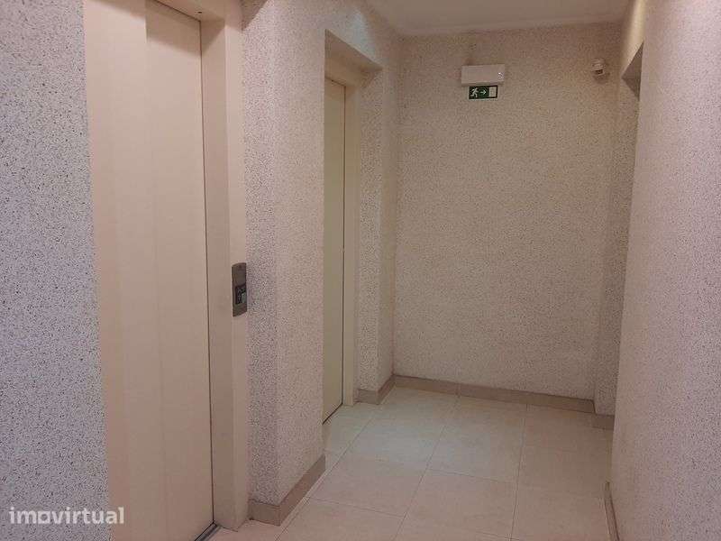 Apartamento T3 com estacionamento e arrumos | Lavradio - Grande imagem: 2/20