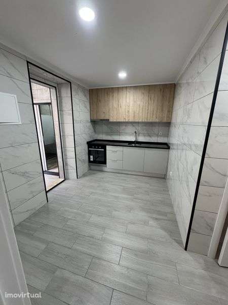 Apartamento T2 Remodelado com Quintal no Seixal Bairro Novo - Grande imagem: 2/11