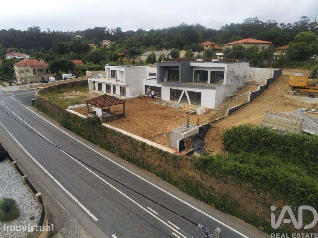 Casa / Villa T4 em Rebordões (Souto) de 272,00 m2 - Grande imagem: 4/9