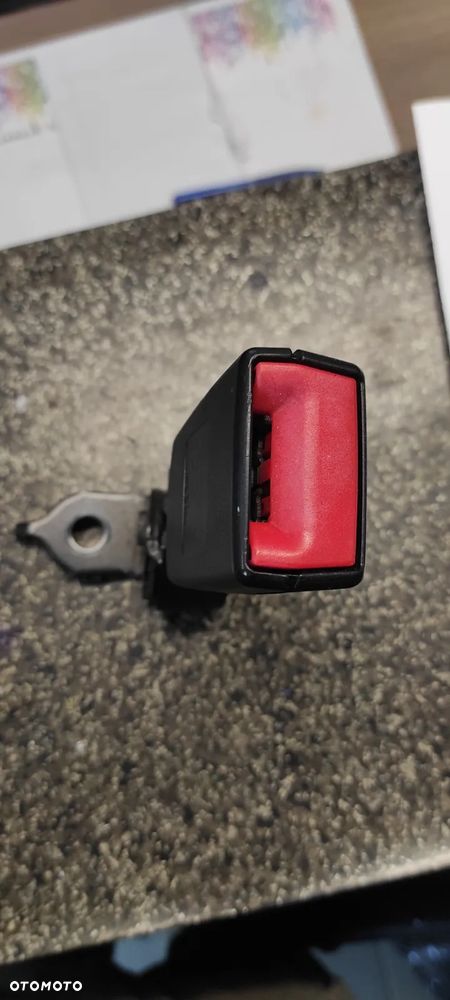 VW TIGUAN GOLF V PLUS 5M0 ZAPINKA PASA ŚRODKOWY TYŁ - 1