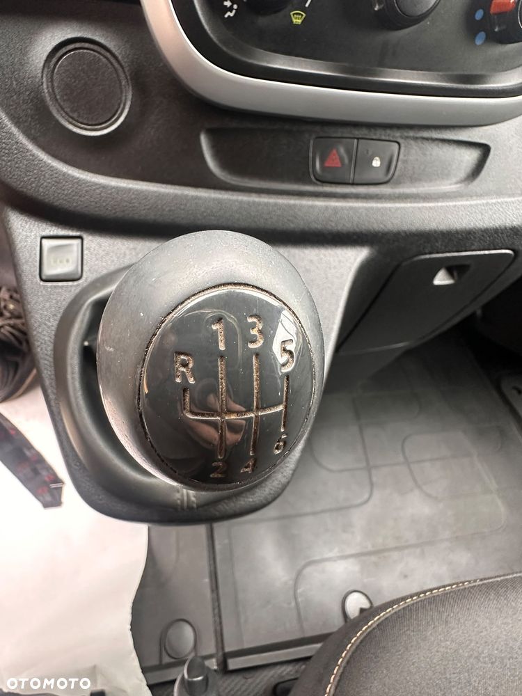 Renault Trafic L1H1 1.6 diesel 145kM, manual, 2016 rok WEBASTO, BAGAŻNIK DACHOWY THULE, KAMERA COFANIA, HAK, CZUJNIKI PARKOWANIA, DRZWI PRZESUWNE Z OBU STRON! - 39