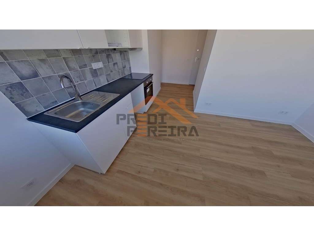 Situado na Damaia de Cima, apartamento T2 totalmente remodelado. - Grande imagem: 4/25