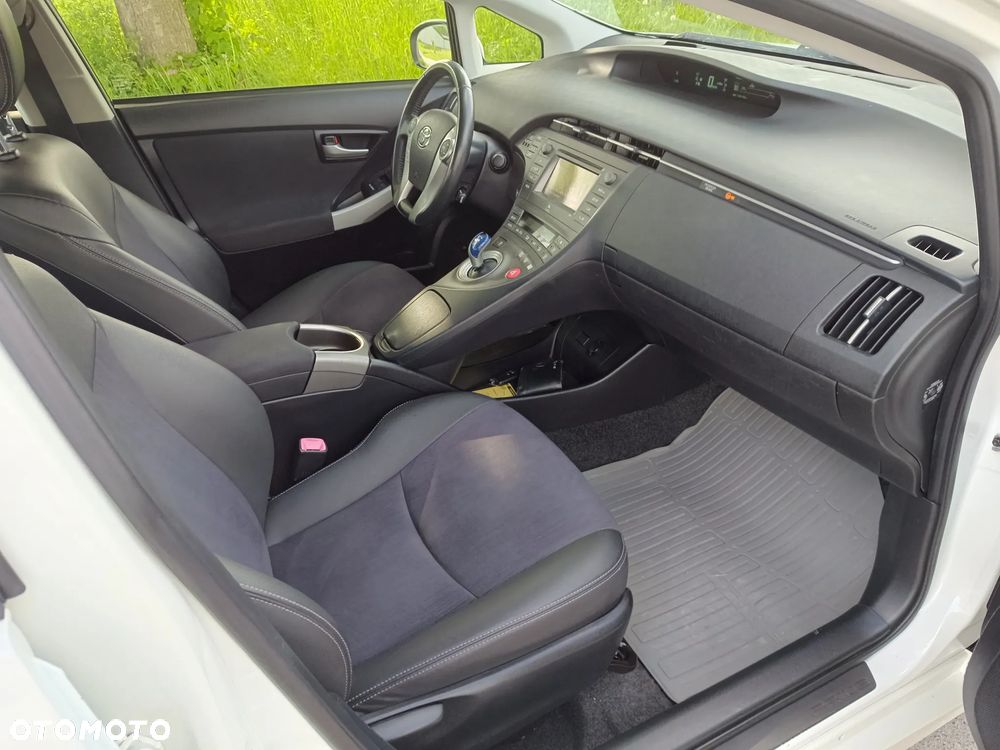 Toyota Prius 1.8 HSD Prestige - 26