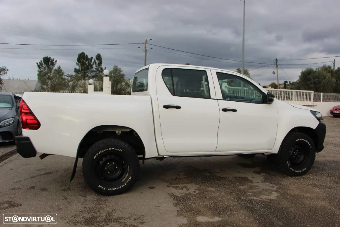Toyota Hilux 2.4 D-4D 4WD CD CM - 3