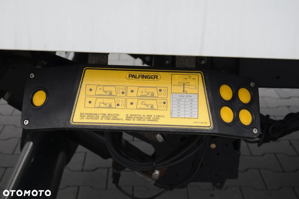 Iveco DAILY 35S14 / 2.3 - 140 KM / AUTIOMAT HI-MATIC / 3 OSOBY / DO 3,5 TONY / KONTENER / DOSTAWCZE / WINDA PALFINGER / KLIMA / TEMPOMAT / 2022 / SERWISOWANY / SPROWADZONY Z NIEMIEC - 25