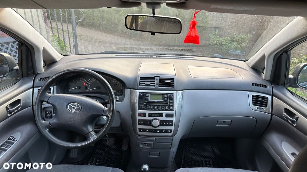 Toyota Avensis Verso - 3