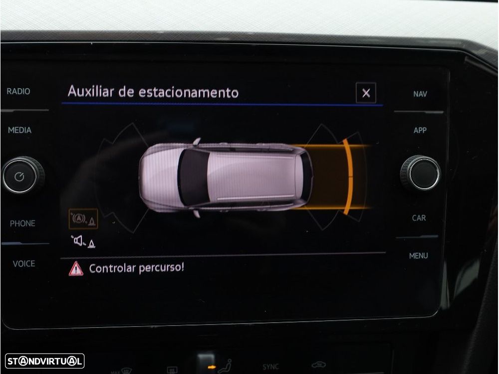 VW Passat Variant 2.0 TDi Business DSG - 23