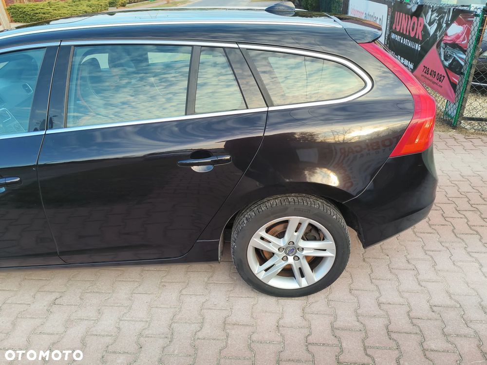 Volvo V60 D6 AWD Plug-in Hybrid R-Design Momentum - 26