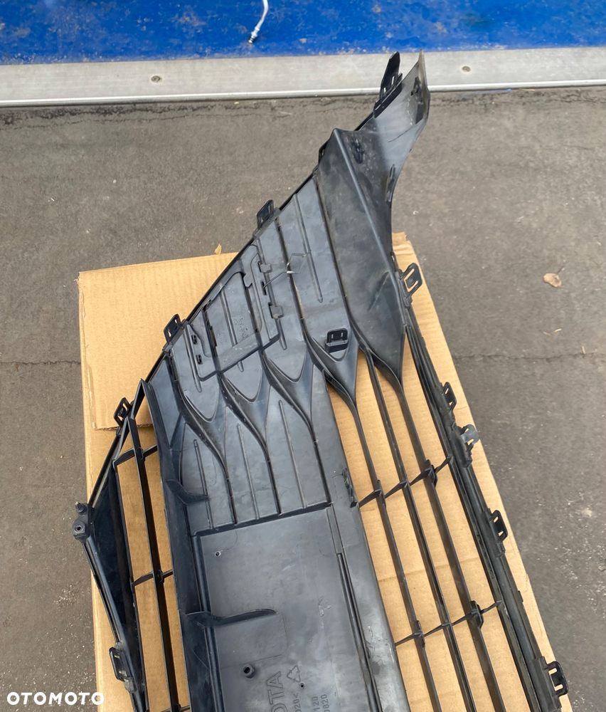 TOYOTA YARIS 3 III Lift 17-  krata środkowa ZDERZAKA przedniego ATRAPA PRZEDNIA grill  KRATKA W ZDERZAK  przedni wlot powietrza przód 53102-0D120  53112-0D820  6319-A291 - 8